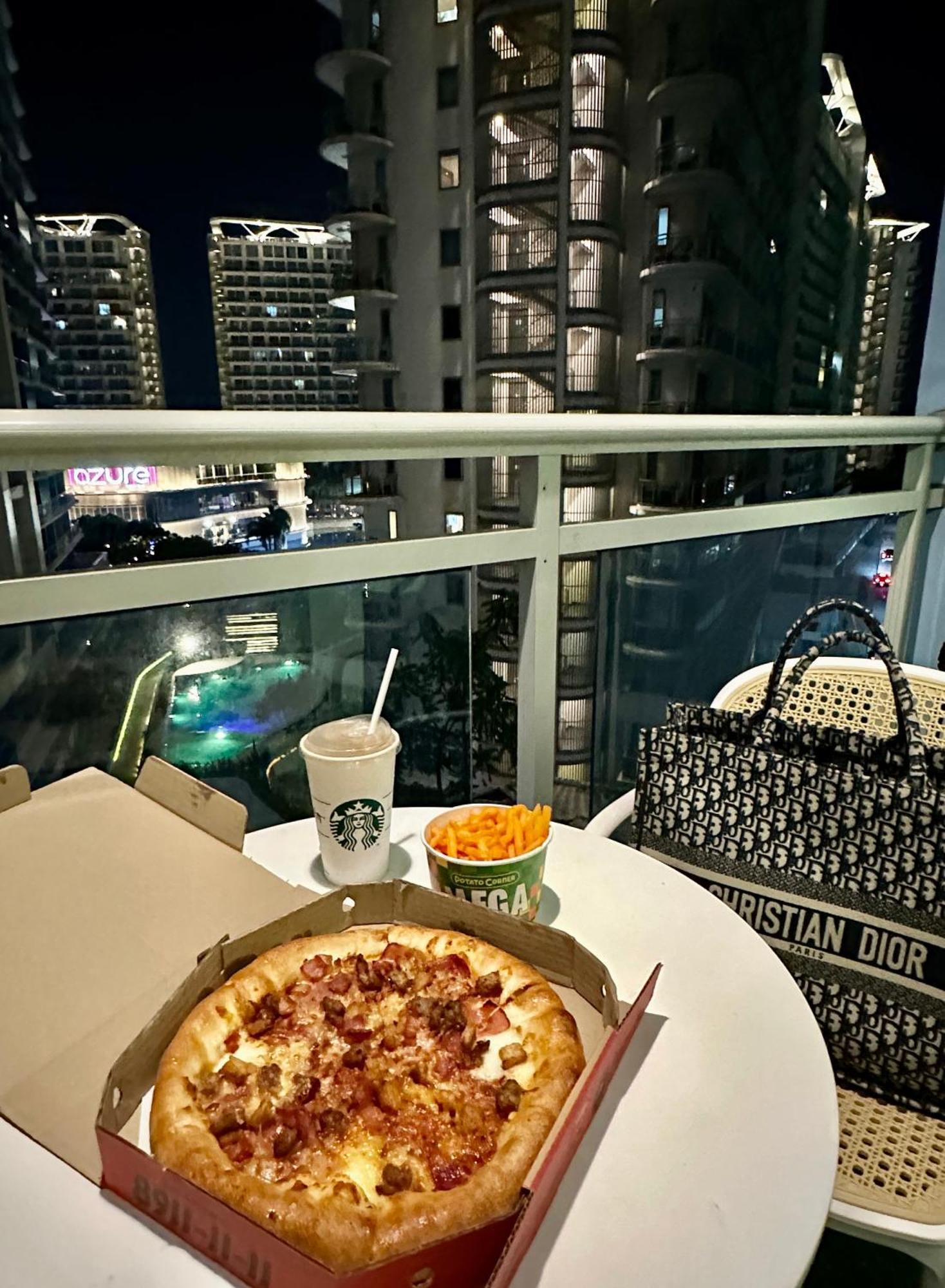 Azure Beach Club Taguig Exteriör bild